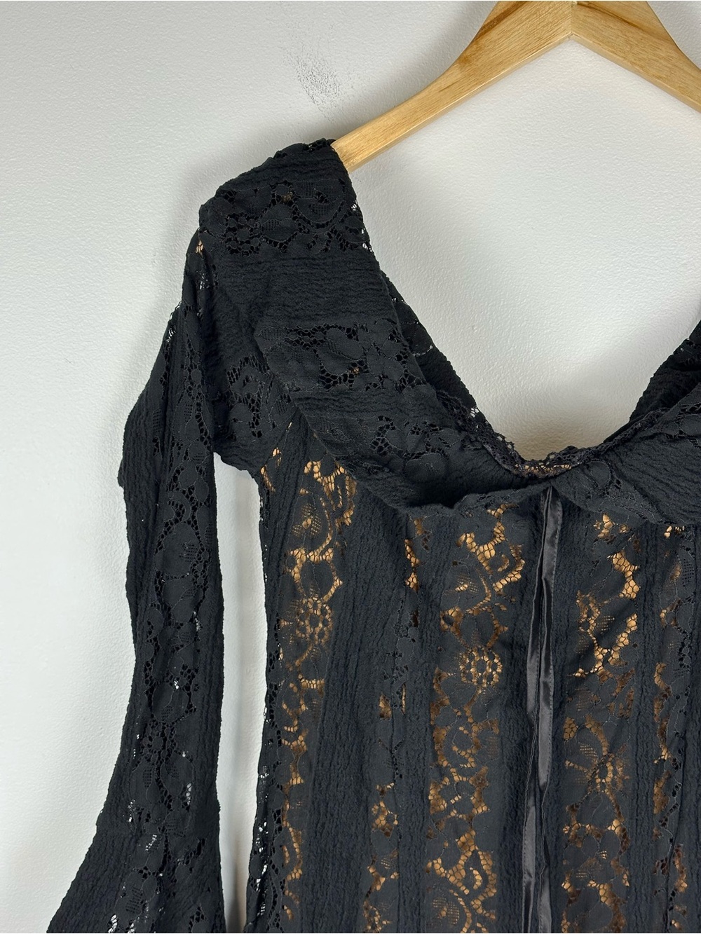 Almond Muse Alessandra Black Lace Maxi Dress Off-Shoulder Witchy Women’s Sz M - Picture 4 of 9